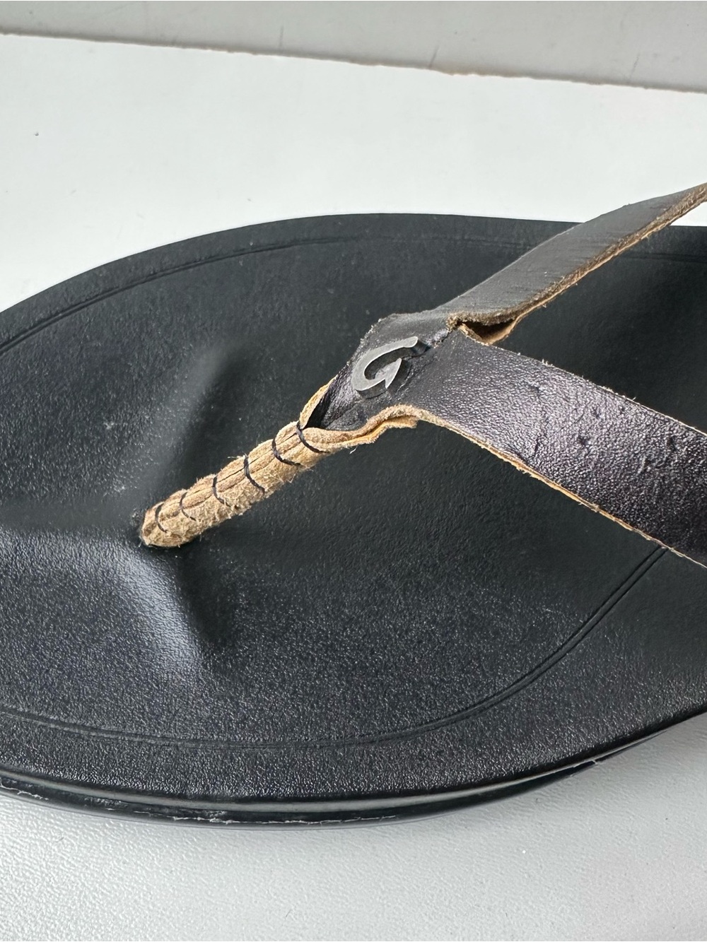 OluKai Women’s Size 10 Black Leather Flip Flop Sandals Comfort Casual Beach - Picture 7 of 8